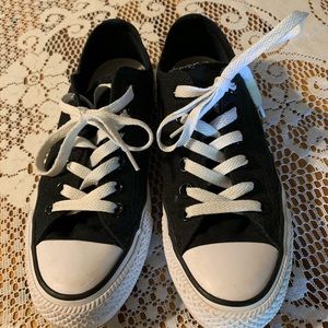 Women’s Converse size 7 in new condition